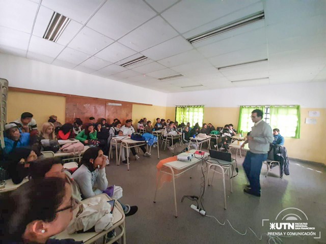 Docente de nuestra casa brindó una presentación ante estudiantes en Unquillo