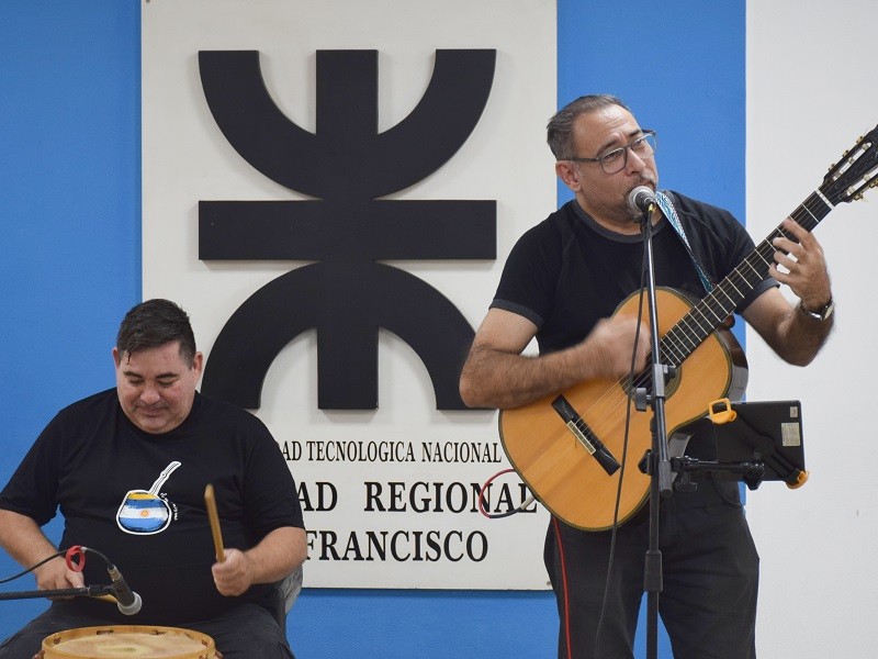 Se realizó el primer encuentro de músicos 'De Todo un Poco' en la Facultad Regional San Francisco