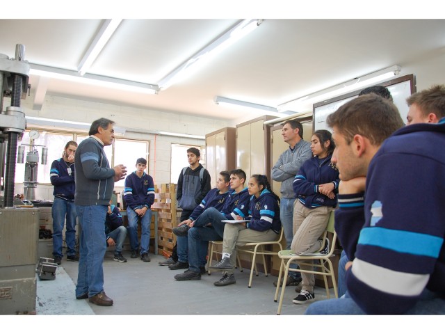 Alumnos del Ipet 89 visitaron nuestra Facultad en preparación para Olimpíadas de Electromecánica