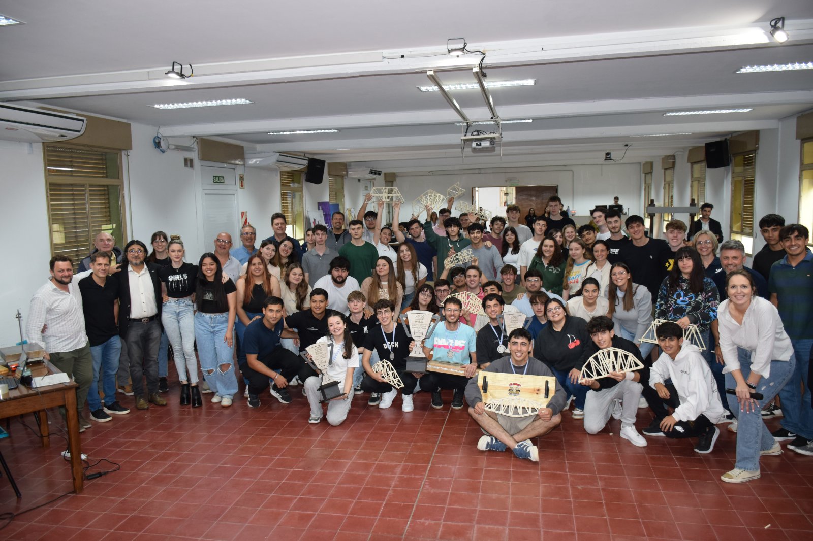 Spaghetti Bridge: exitosa edición del concurso de puentes de fideos en la UTN San Francisco