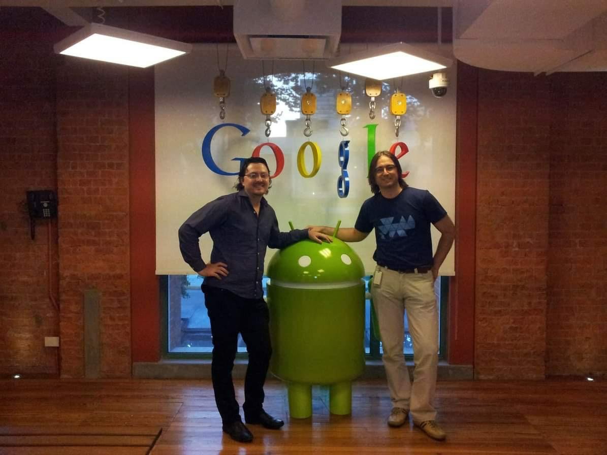 El Ing. Juan Pablo Bono con el graduado de UTN San Francisco Ing. Nicolás Bortolotti, experto que trabaja para Google, en un encuentro anterior.