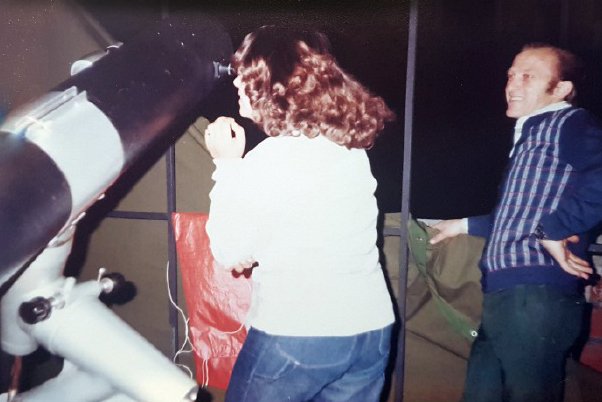 El primer telescopio, ya instalado y en funcionamiento en la terraza de nuestra Facultad. En 1996 se instaló el nuevo telescopio, en funcionamiento hasta la actualidad