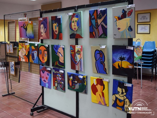 Muestra de obras de pinturas de talleres infantiles en nuestra Facultad