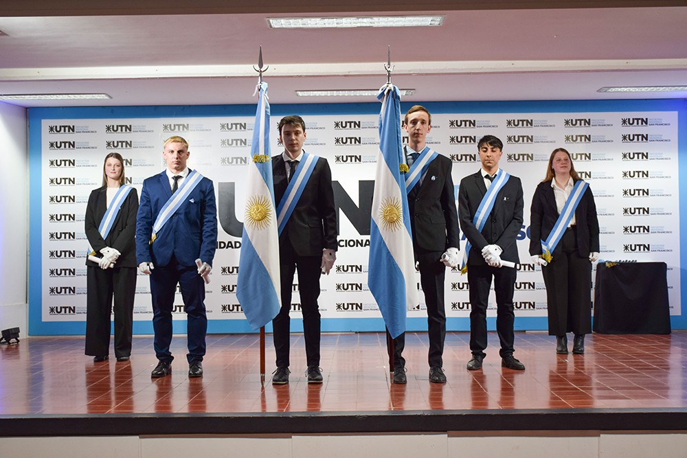Se realizó el acto de Cambio de Bandera en nuestra Facultad: por primera vez, dos estudiantes portan el emblema nacional