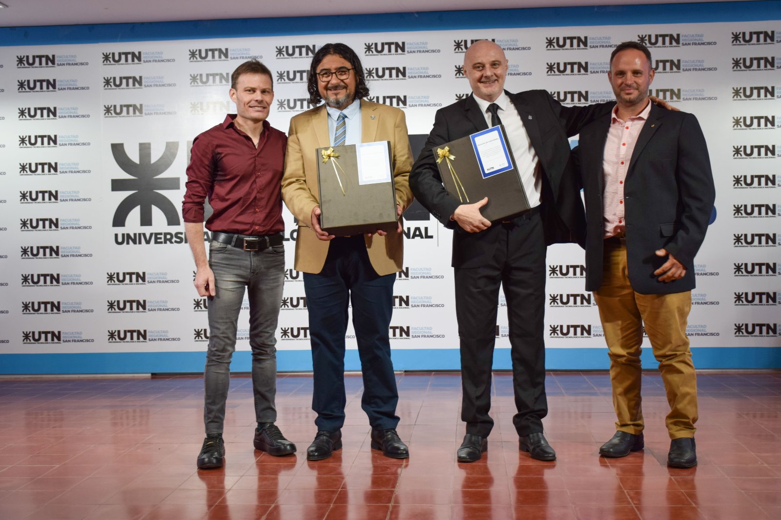 El claustro nodocente entregó un presente a las nuevas autoridades