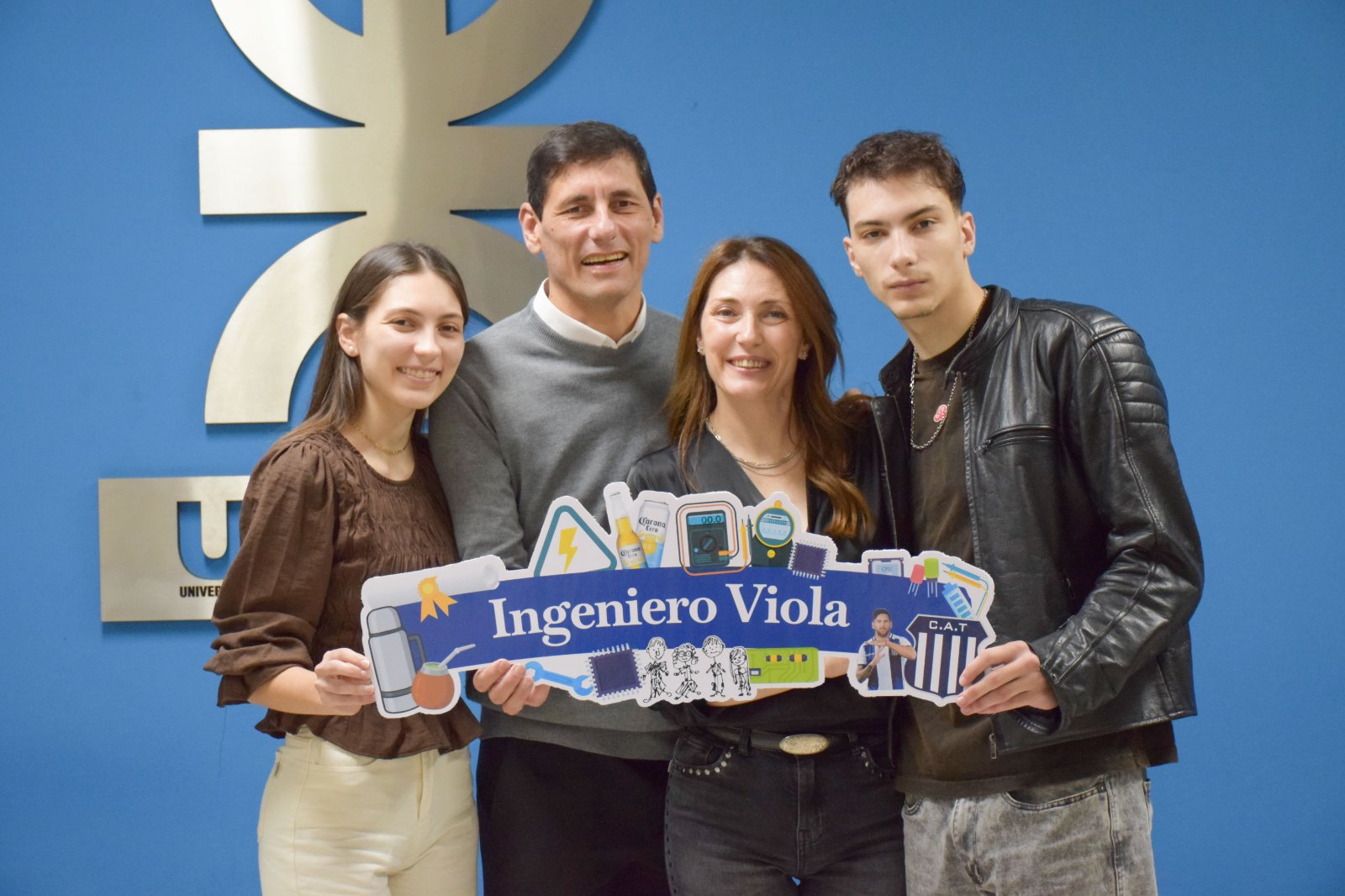 Cristian junto a su familia, que lo acompañó en su esfuerzo para alcanzar su título