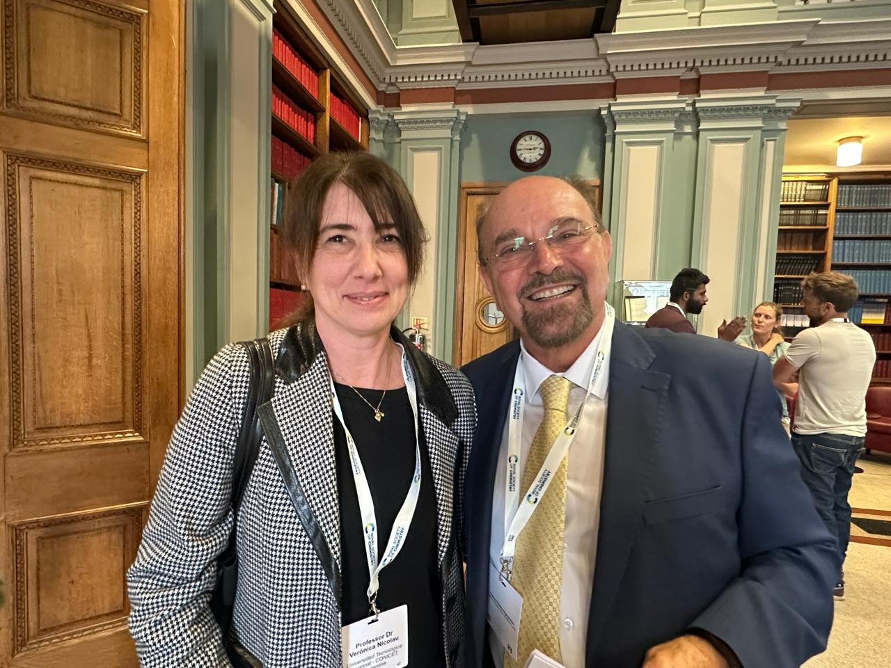La Dra. Nicolau junto al Prof. Dr. Dimitris Argyropoulos, profesor emérito en la Universidad Estatal de Carolina del Norte, reconocido internacionalmente por su investigación en química de la lignina y su aplicación en biomateriales.