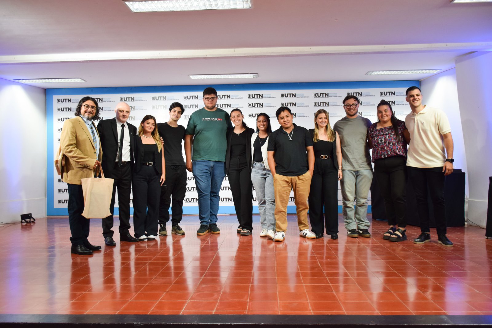 El Centro de Estudiantes y la agrupación AETI-FETI entregaron un presente al Decano y al Vicedecano