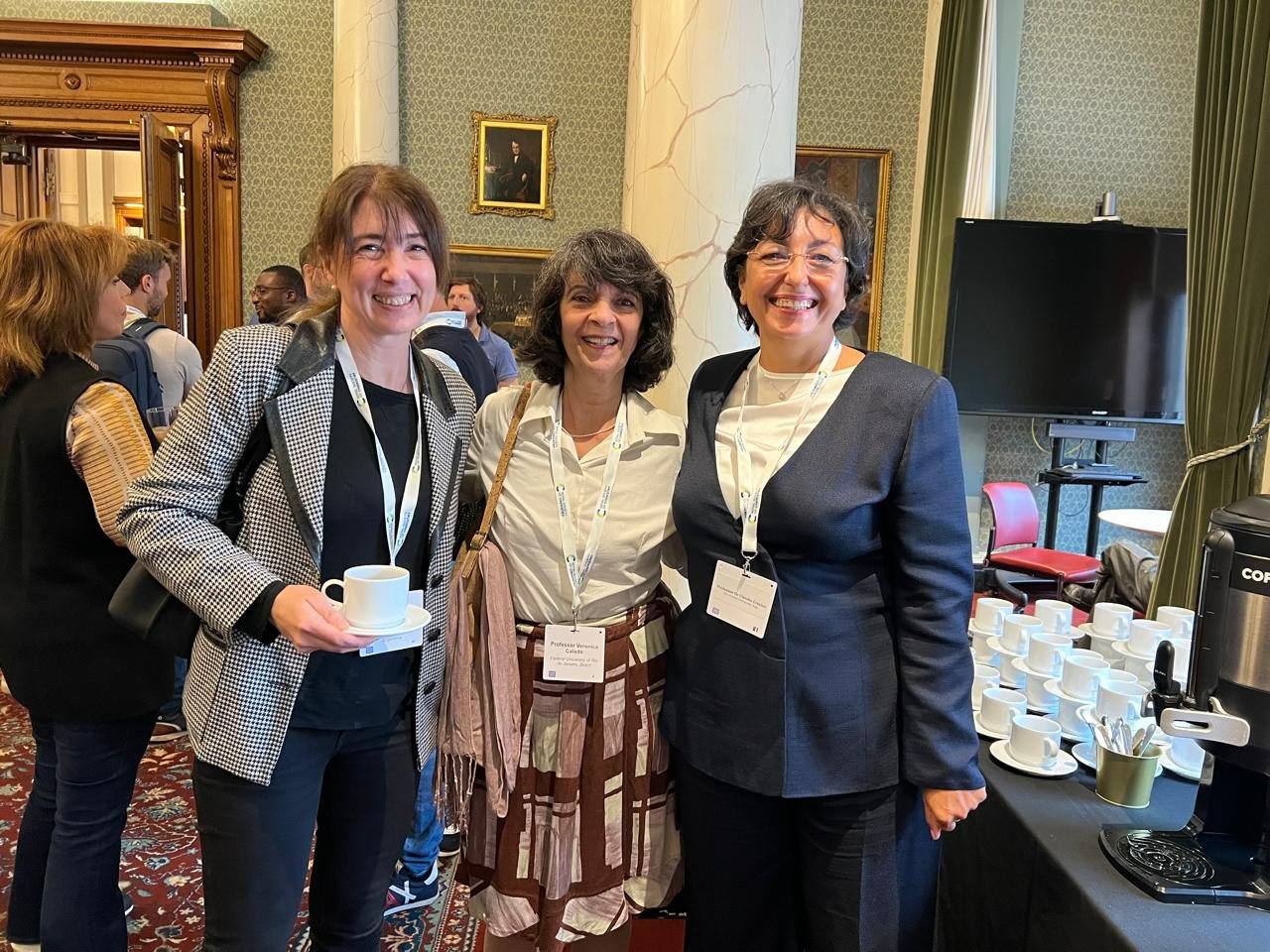La Dra. Nicolau junto a la Prof. Dra. Verónica Calado de la Universidad Federal de Río de Janeiro (centro) y la Prof. Dra. Claudia Crestini de la Universidad Ca’ Foscari de Venecia (derecha).