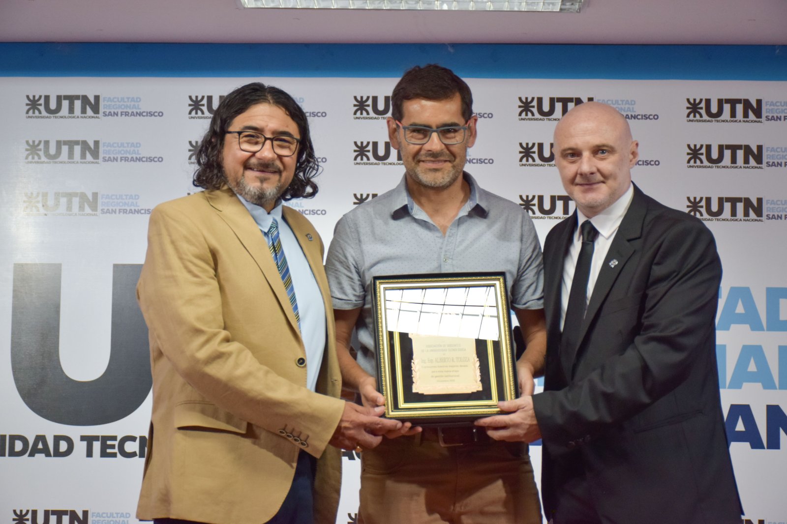 El momento en que ADUT entregó una placa recordatoria a las autoridades