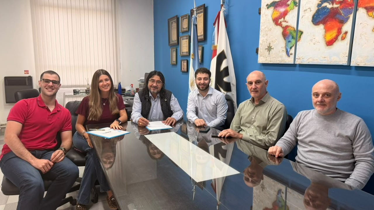 Nuestra Facultad firmó un convenio con Puentes Enteros para trabajar con jóvenes de la ciudad y la región