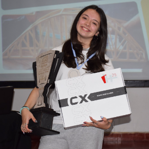 Una estudiante secundaria fue premiada en el Spaghetti Bridge: 